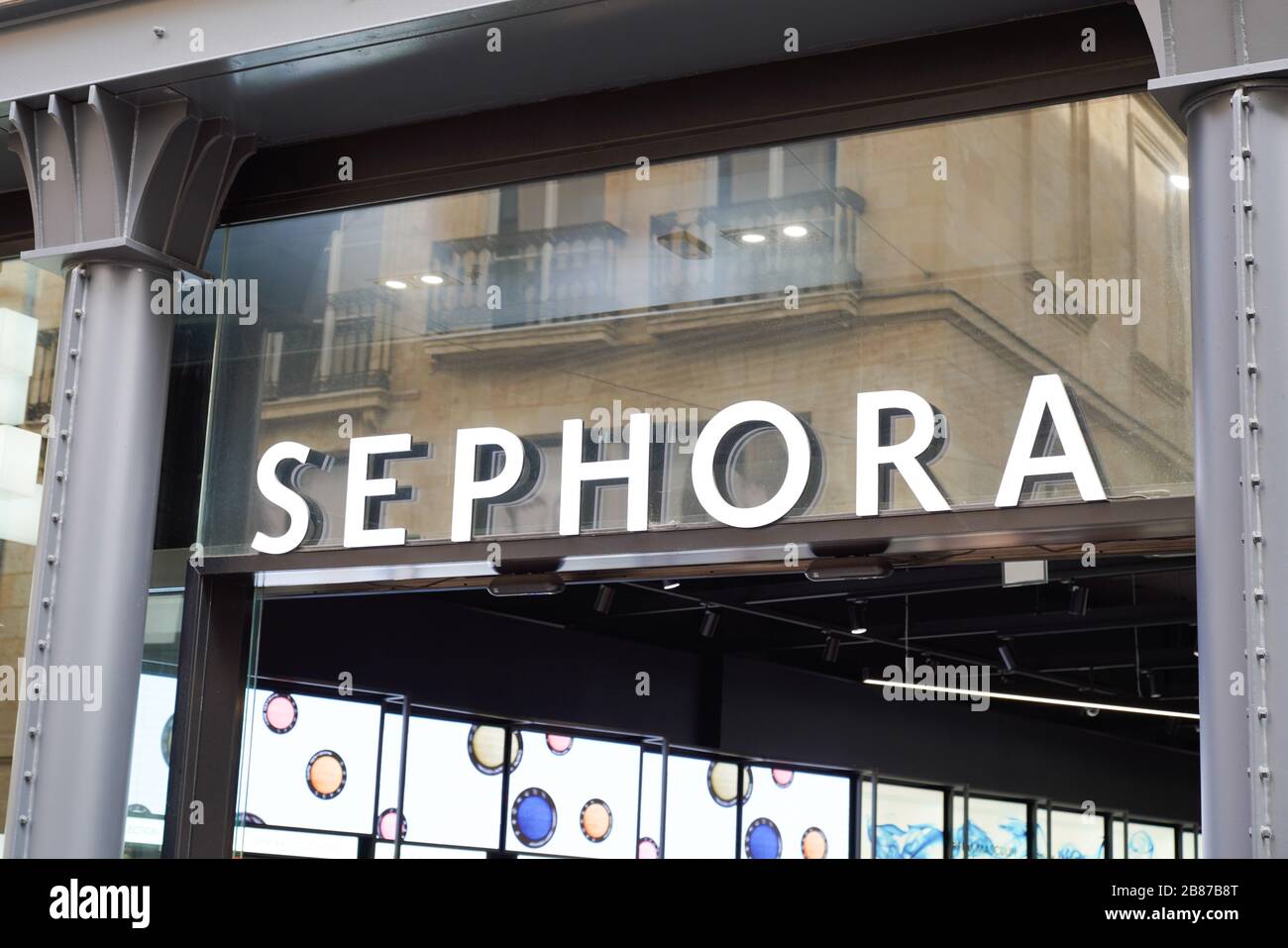 Bordeaux, Aquitanien / Frankreich - 10 06 2019: Ladenschild Sephora Shop französische Marke und Kette von Kosmetikgeschäften Stockfoto