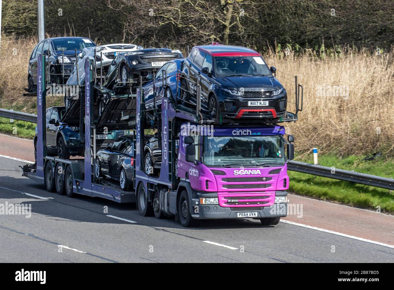 CINCH-Transporter; LKW-Transport, Transport, BCA-Abholung und -Lieferung, LKW, Sonderfracht, Scania-Fahrzeug, Lieferung, Transport, Industrie, Fracht auf der Autobahn M6. Stockfoto