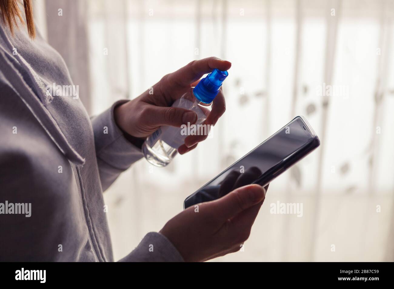 Vorsichtsmaßnahmen in Bezug auf Coronavirus, Handydesinfektion Stockfoto