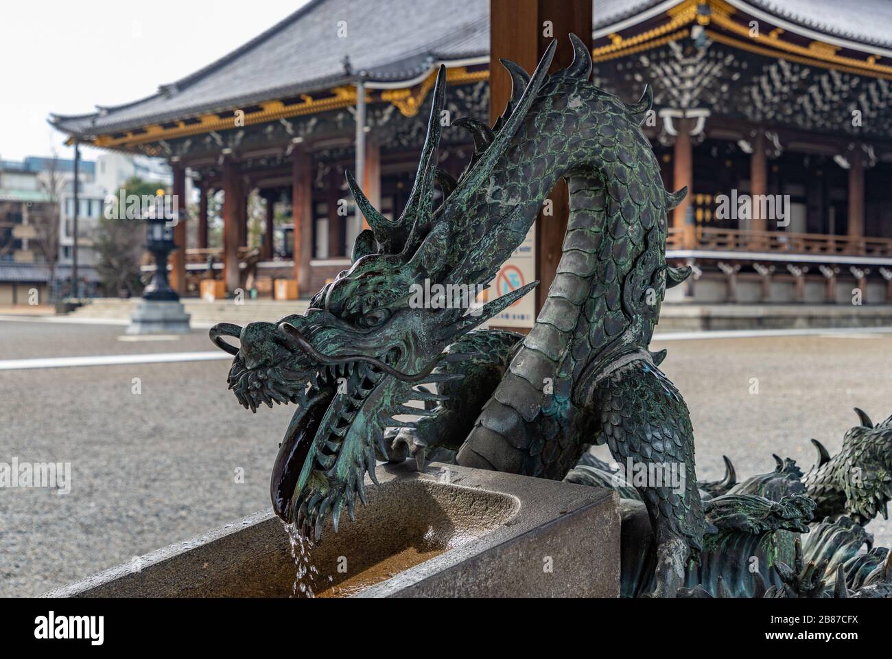 Ein Bild des Drachens, der das chōzuya (zeremonielle Wasser) des Higashi-Hongan-JI-Tempels schmückt. Stockfoto