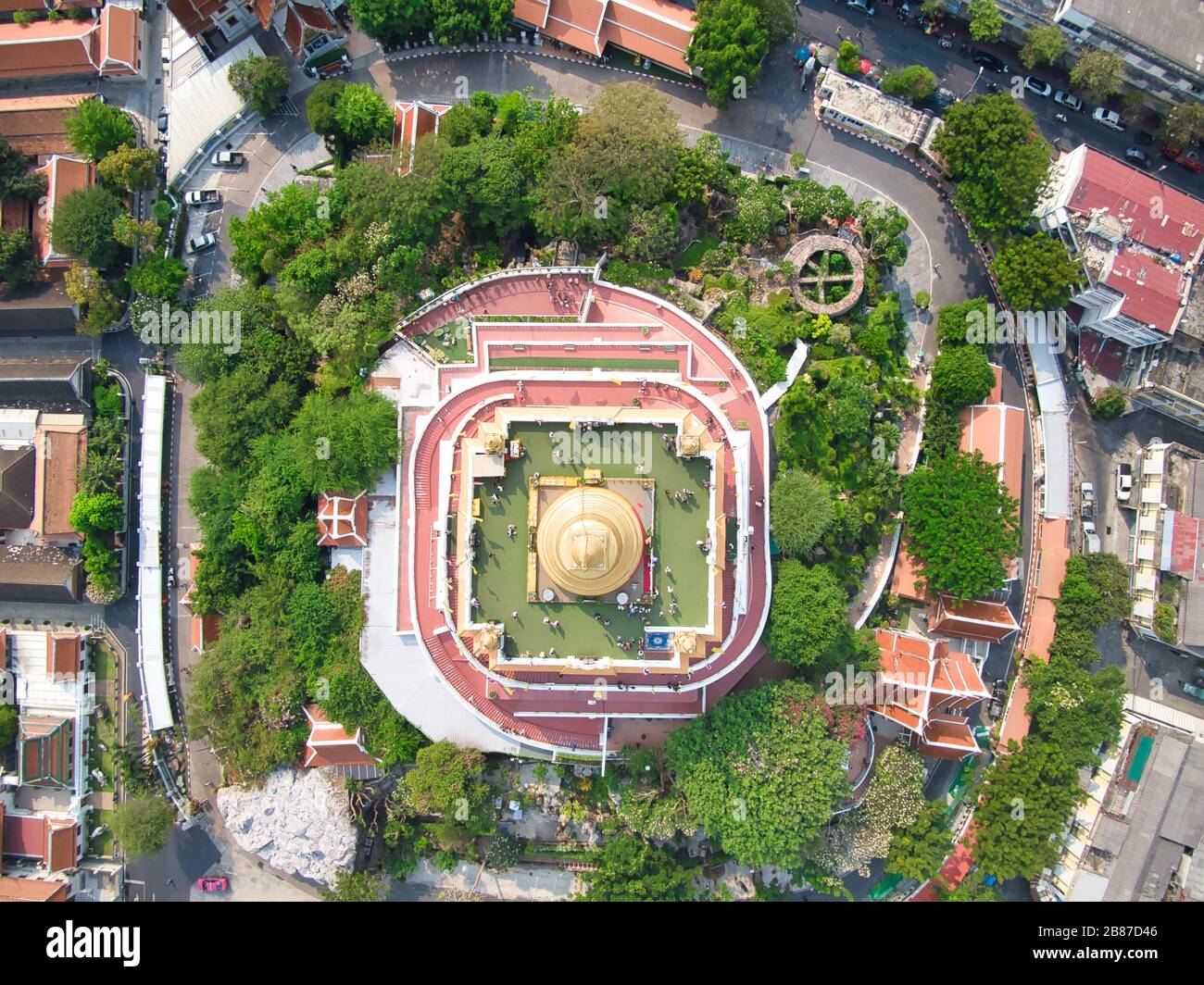 Drone Von Oben. Wat Saket, der Tempel des goldenen Berges, Reise-Wahrzeichen von Bangkok, Thailand. Stockfoto