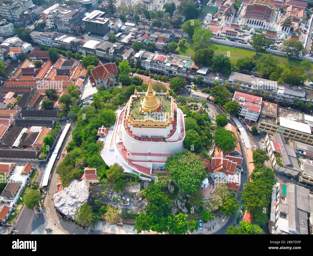 Luftansicht Mit Drone. Wat Saket, der Tempel des goldenen Berges, Reise-Wahrzeichen von Bangkok, Thailand. Stockfoto