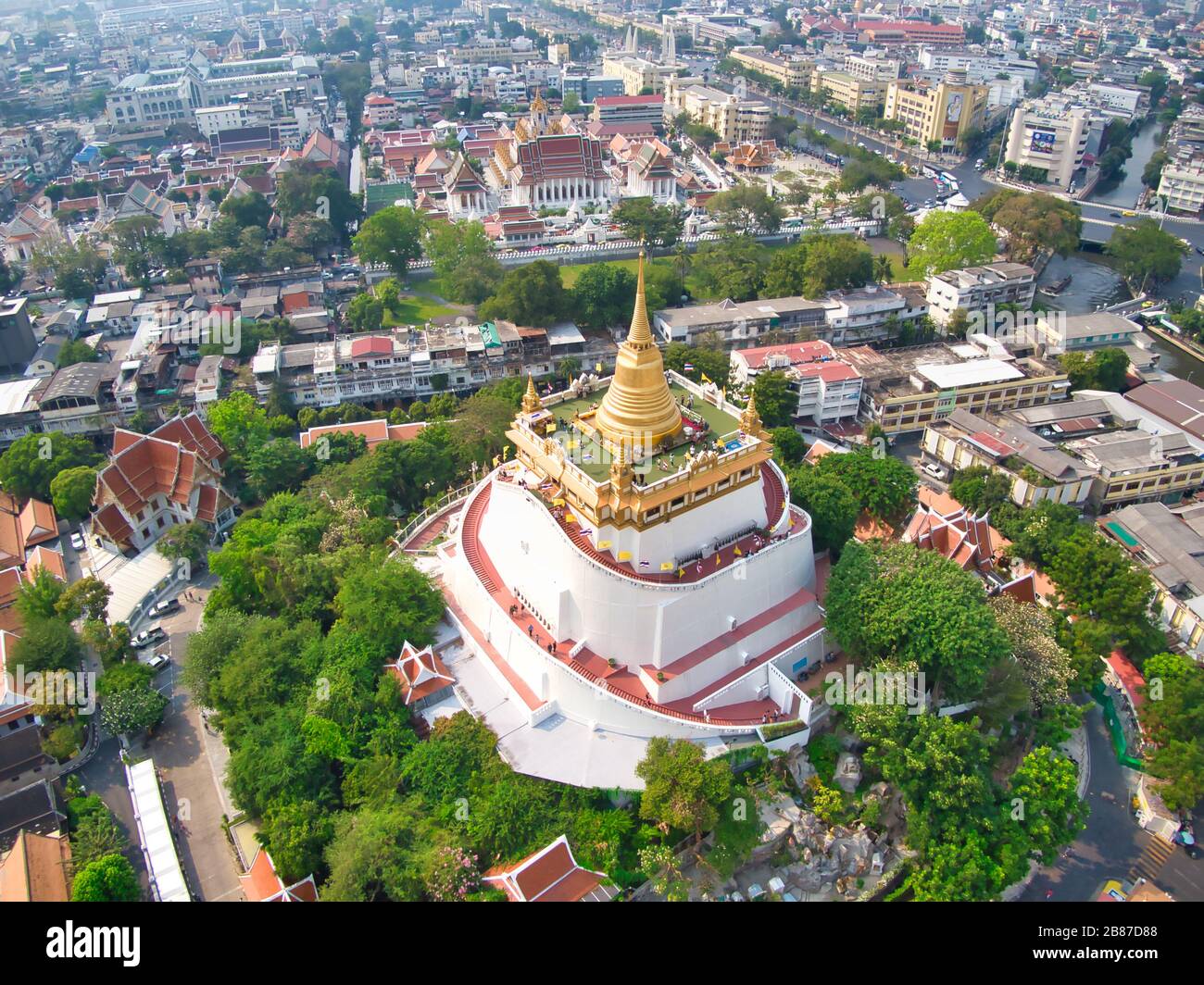 Luftansicht Mit Drone. Wat Saket, der Tempel des goldenen Berges, Reise-Wahrzeichen von Bangkok, Thailand. Stockfoto