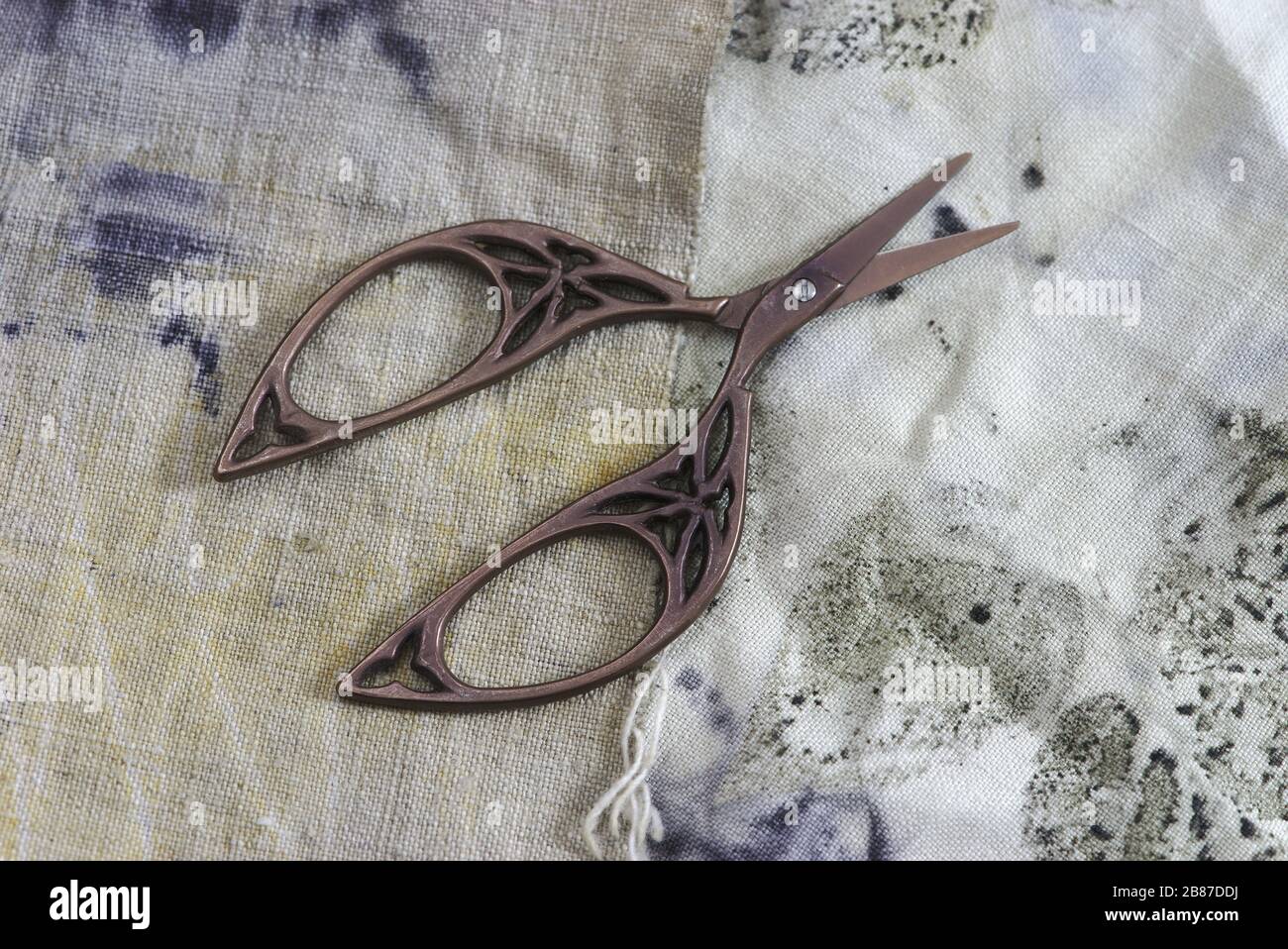 Alte Nähschere und alte bedruckte Stoffe Stockfoto