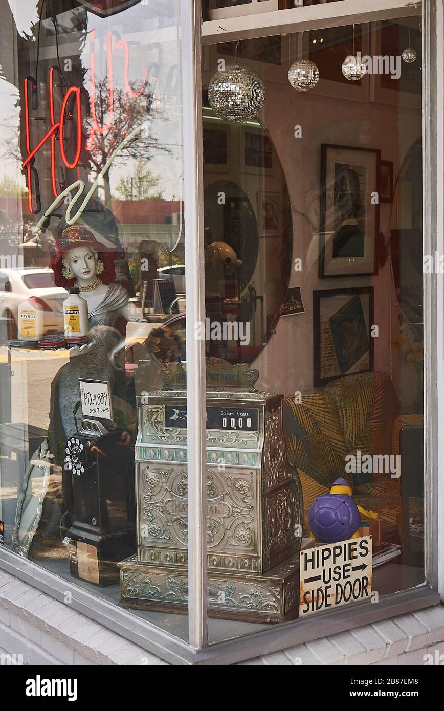 Hippies benutzen Seitentür - humorvolles Schild in einem Friseur-Schaufenster in Rockridge. Stockfoto
