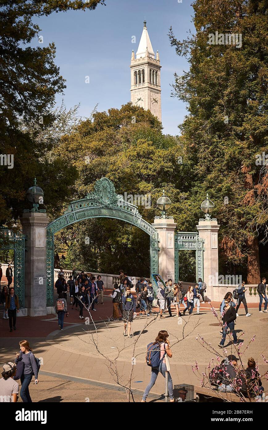 Sather Gate und Sather Tower, auch Campanile genannt, auf dem Campus der University of California in Berkeley. Stockfoto