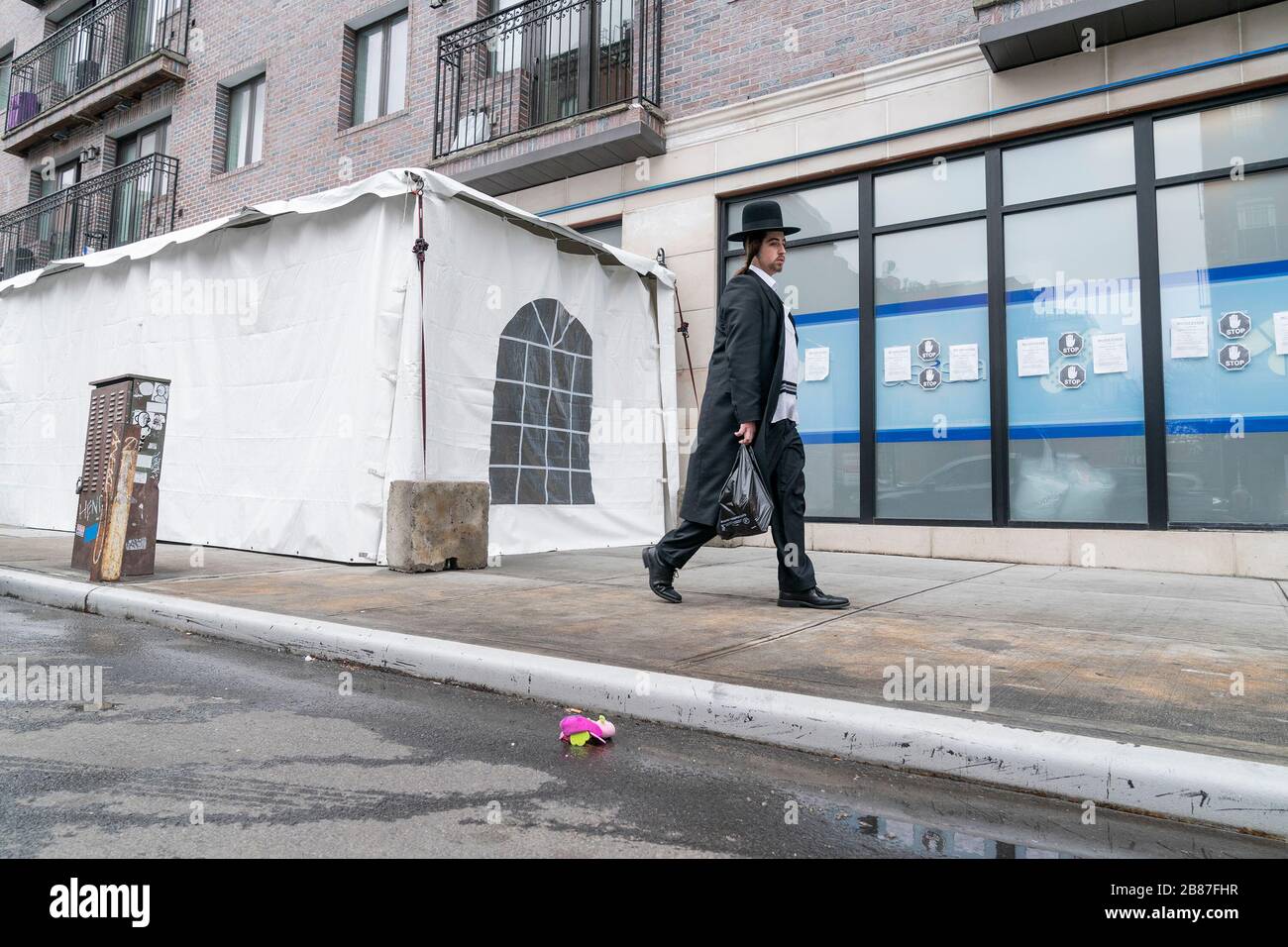 New York, Vereinigte Staaten. März 2020. Hasidischer jüdischer Mann besteht Testgelände für Coronavirus in der ASISA-Notaufnahme in Williamsburg in Brooklyn (Foto von Lev Radin/Pacific Press/Sipa USA) Credit: SIPA USA/Alamy Live News Stockfoto