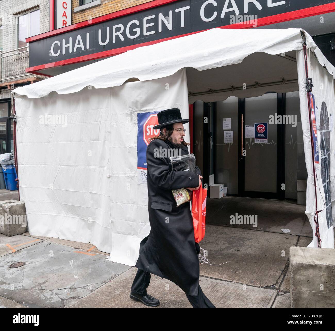 New York, Vereinigte Staaten. März 2020. Hasidischer jüdischer Mann besteht Testgelände für Coronavirus in DER CHAI Urgent Care Facility im Raum Williamsburg in Brooklyn (Foto von Lev Radin/Pacific Press/Sipa USA) Credit: SIPA USA/Alamy Live News Stockfoto