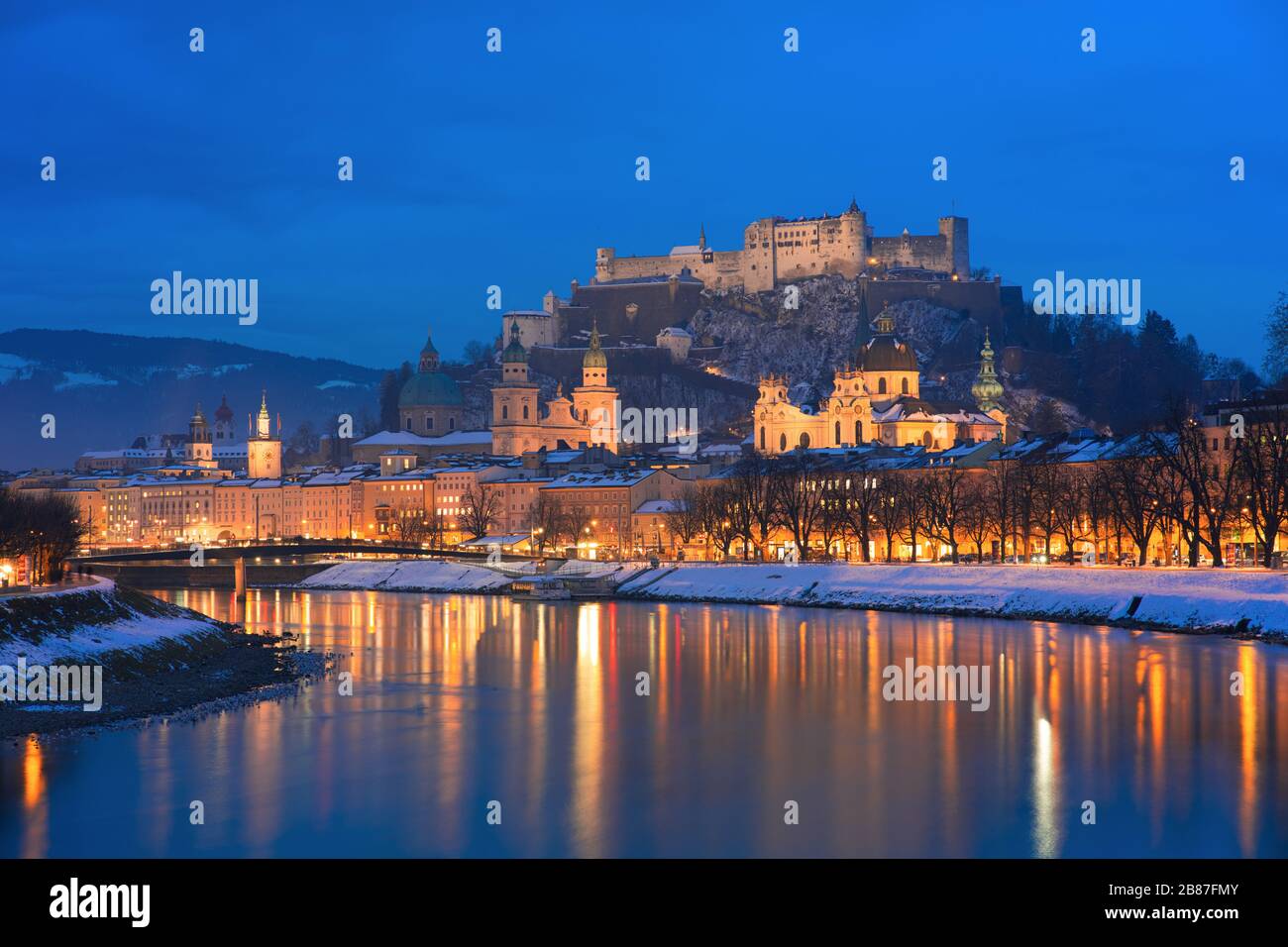 Die Altstadt und die Festung Salzburg, Österreich am Abend mit Reflexionen im Fluss Stockfoto
