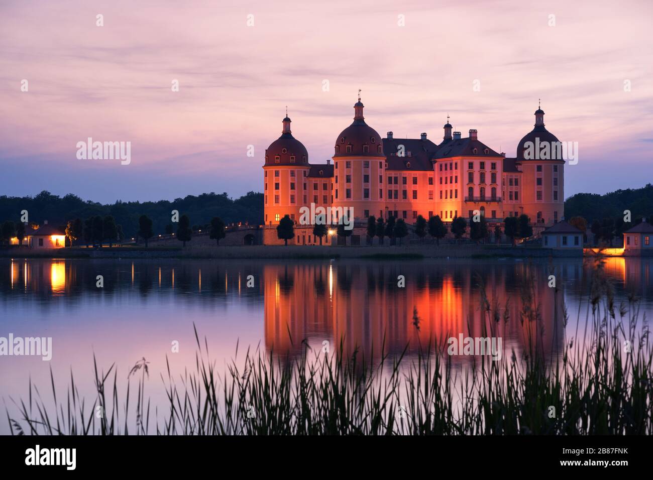 Das berühmte Schloss in Moritzburg in der Nähe von Dresden am Abend mit Lichtern Stockfoto