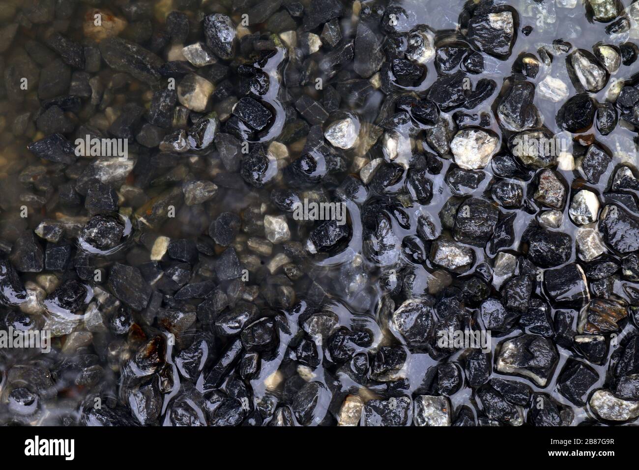 Stein nass für den Bau, nasser Stein blau dunkler Hintergrund, Rocks nasses Wasser für Bauarbeiten Stockfoto