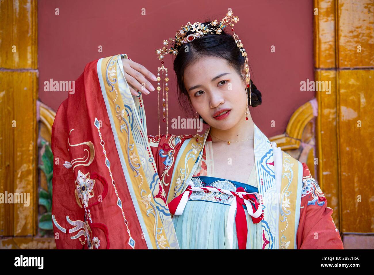 Chinesin in traditionellem Kleid in der Verbotenen Stadt in Peking, China Stockfoto