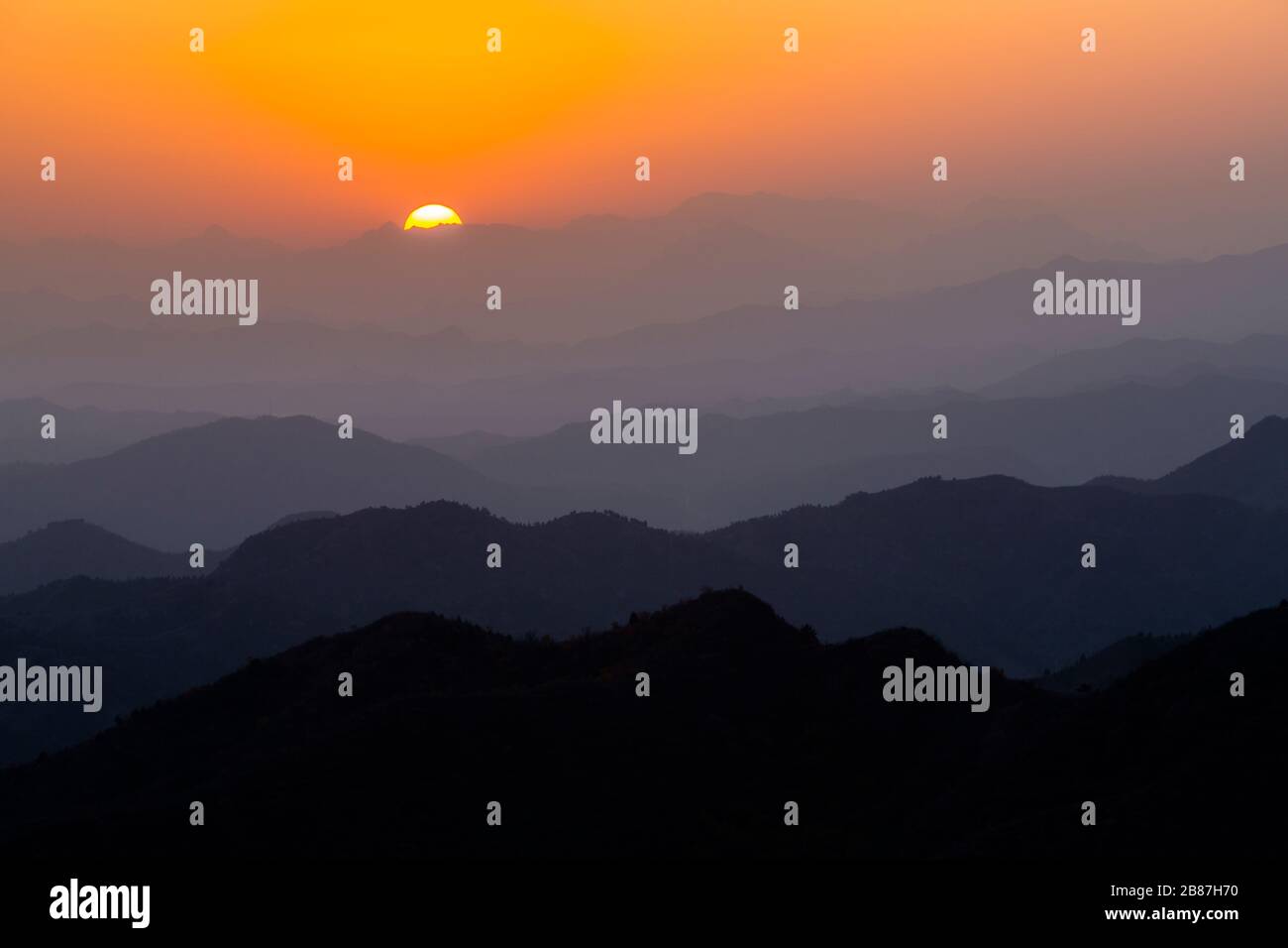 Sonnenuntergang von der chinesischen Mauer von Jinshanling, Peking Stockfoto