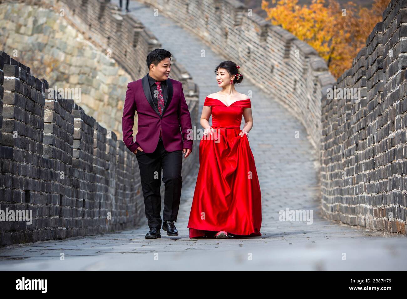 Hochzeitsportrait an der chinesischen Mauer von Mutianyu Stockfoto