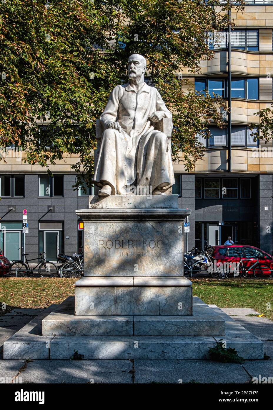 Statue des deutschen Mikrobiologen Robert Koch, der die Ursache für Tuberkulose, Anthrax und Cholera in der Nähe des Charite Krankenhauses Mitte in Berlin identifizierte Stockfoto