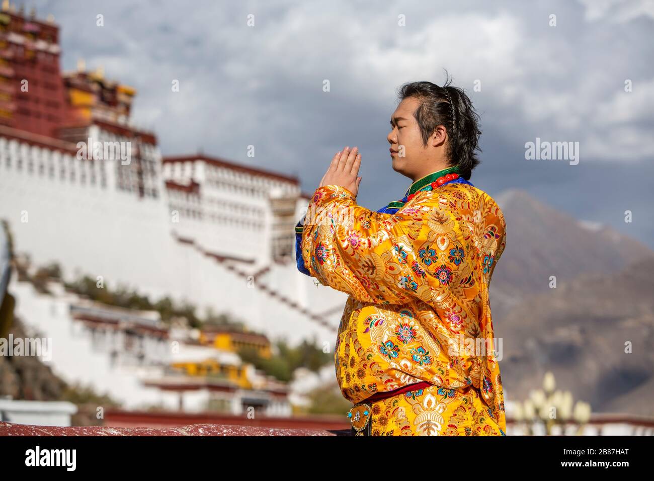 Mönch betet im Potala-Palast, Lhasa, Tibet Stockfoto