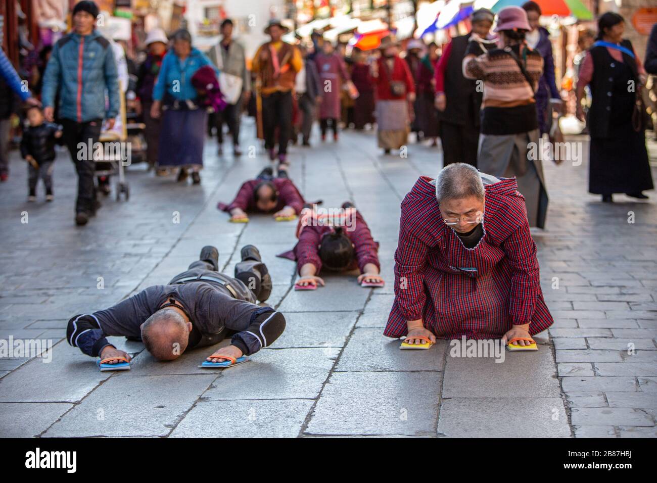 In Barkhor, Lhasa, Tibet, werden die Anbeter protestiert Stockfoto