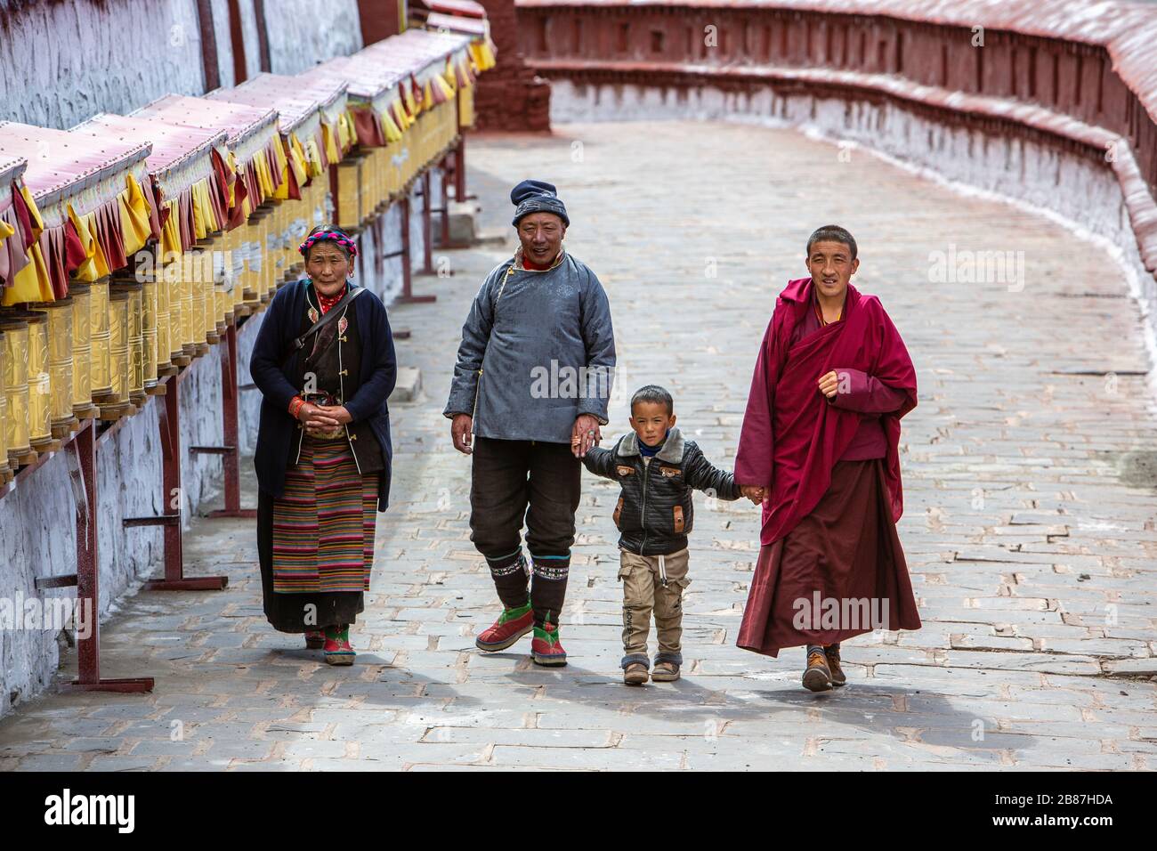 Familienwanderungen mit Mönch im Kloster Samding in Gyangze, Tibet Stockfoto