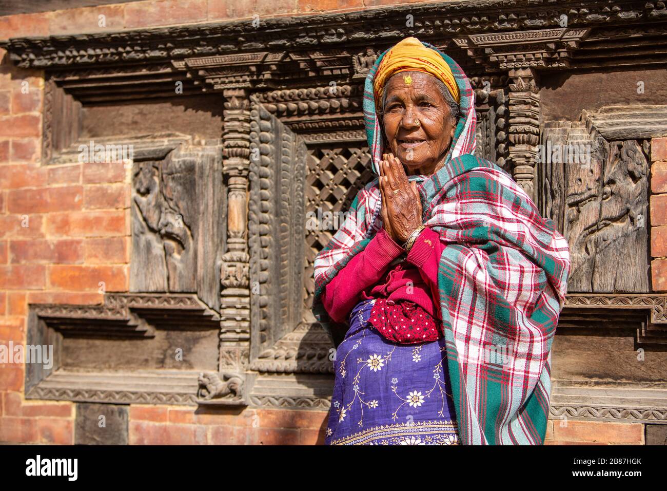 Frau, die im 55 Fenster Palast in Bhaktapur Durbar Square, Nepal betet Stockfoto