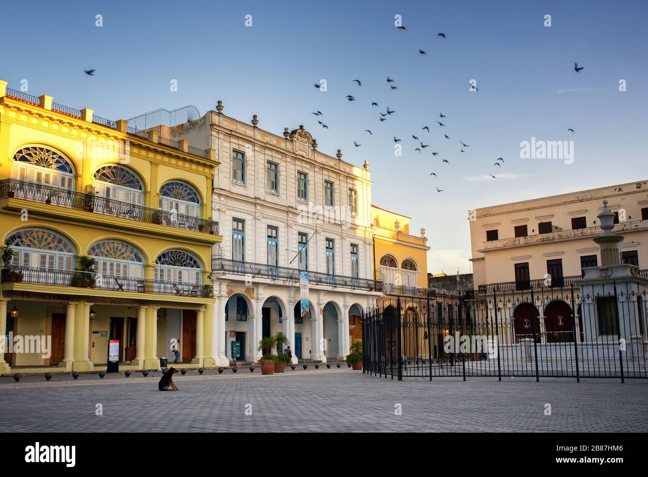 Blick am frühen Morgen auf die Plaza Vieja, das alte Havanna, Kuba. Wunderschönes Beispiel für koloniale Architektur. Stockfoto