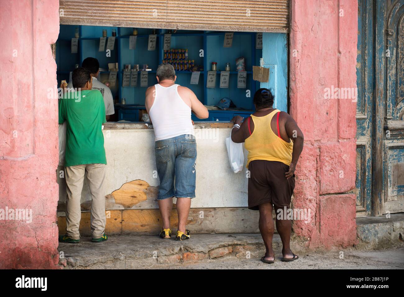 Drei Kubaner kaufen in einem Lebensmittelgeschäft in Havanna, Kuba. Stockfoto
