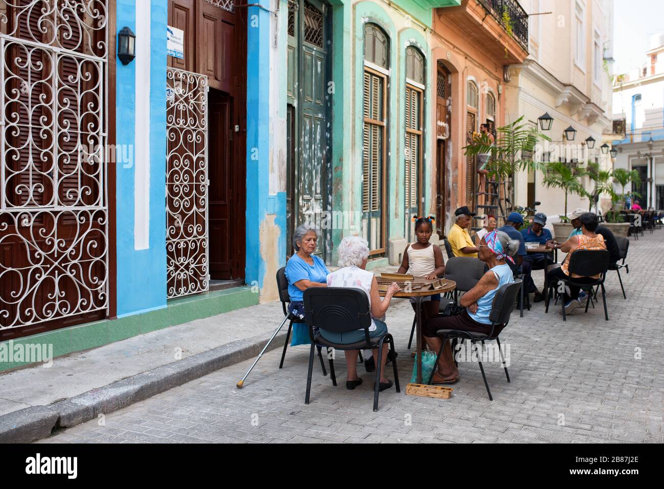 Ältere Menschen spielen Dominospiel auf der Straße des alten Havanna Kuba Stockfoto