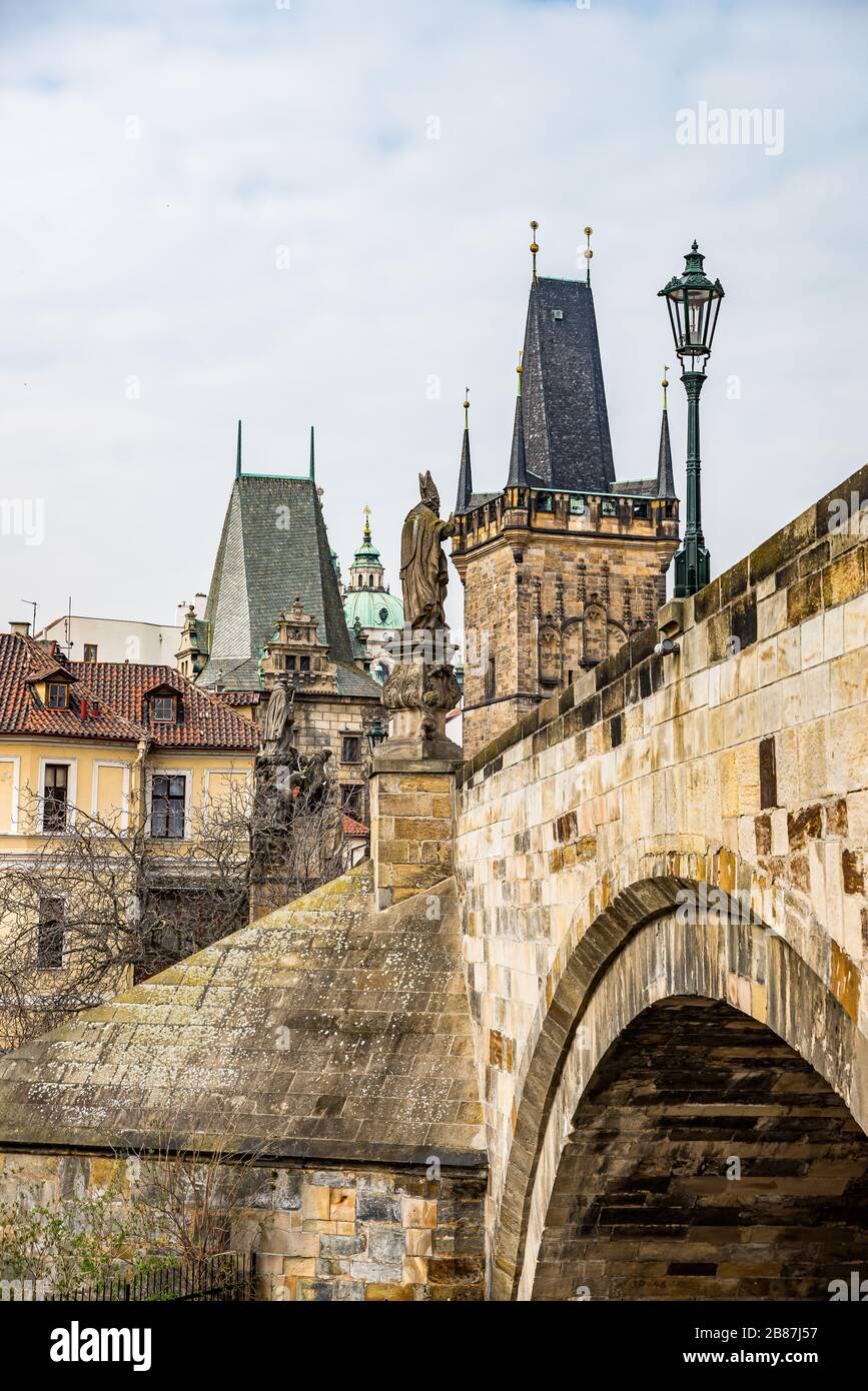 Prag, Tschechische republik - 19. März 2020. Malostranska mostecka Turm als Anfang/Ende der Karlsbrücke Stockfoto