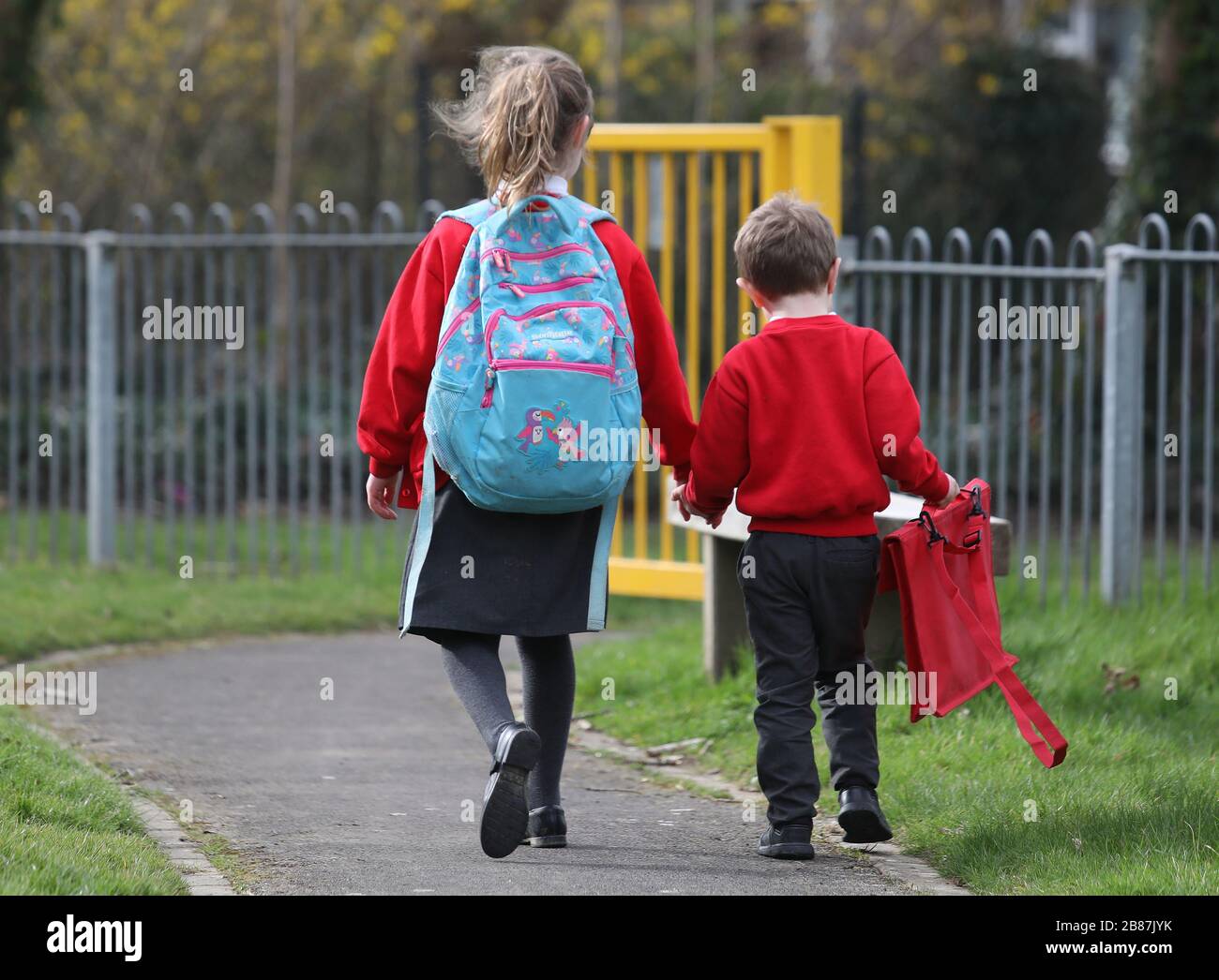 Kinder, die eine Schule in Tunbridge Wells in Kent verlassen, nachdem die Regierung angekündigt hatte, dass alle Schulen in England heute aufgrund der Coronavirus Pandemie geschlossen werden. Stockfoto