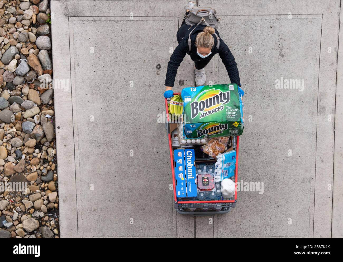 Alexandira, Vereinigte Staaten. März 2020. Ein Käufer schiebt seinen Einkaufswagen, nachdem er am 20. März 2020 in einem Costco Warehouse in Alexandria, Virginia, Vorräte und Lebensmittel gekauft hat. Käufer sind zufrieden, kaufen und verkaufen zu können, während die COVID-19, Coronavirus, Pandemie in den Vereinigten Staaten weiter expandiert. Foto von Kevin Dietsch/UPI Credit: UPI/Alamy Live News Stockfoto