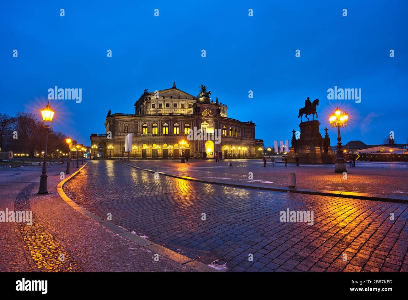 Die berühmte Opea 'Semperoper' in der Altstadt von Dresden, Deutschland mit Lichtern in der Nacht. Stockfoto
