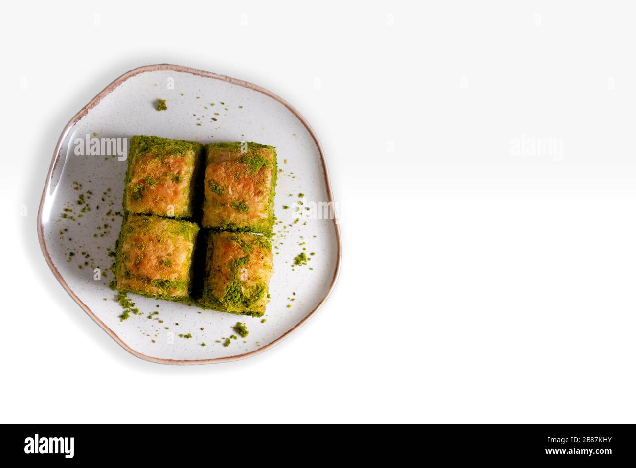 Walnuss, Pistachio Türkischer Stil Antep Baklava Präsentation. Baklava aus türkischer Küche. Isoliertes Hintergrundfoto Stockfoto