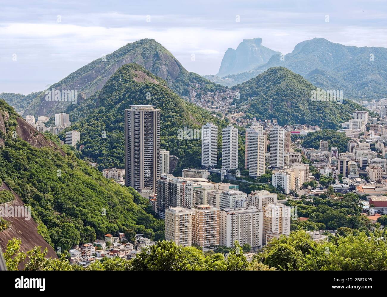 Stadtbild, Übersicht, von Sugarloaf, Gebäude, zusammengedrängt, Berge, Vegetation, Südamerika; Rio de Janeiro; Brasilien; Sommer Stockfoto