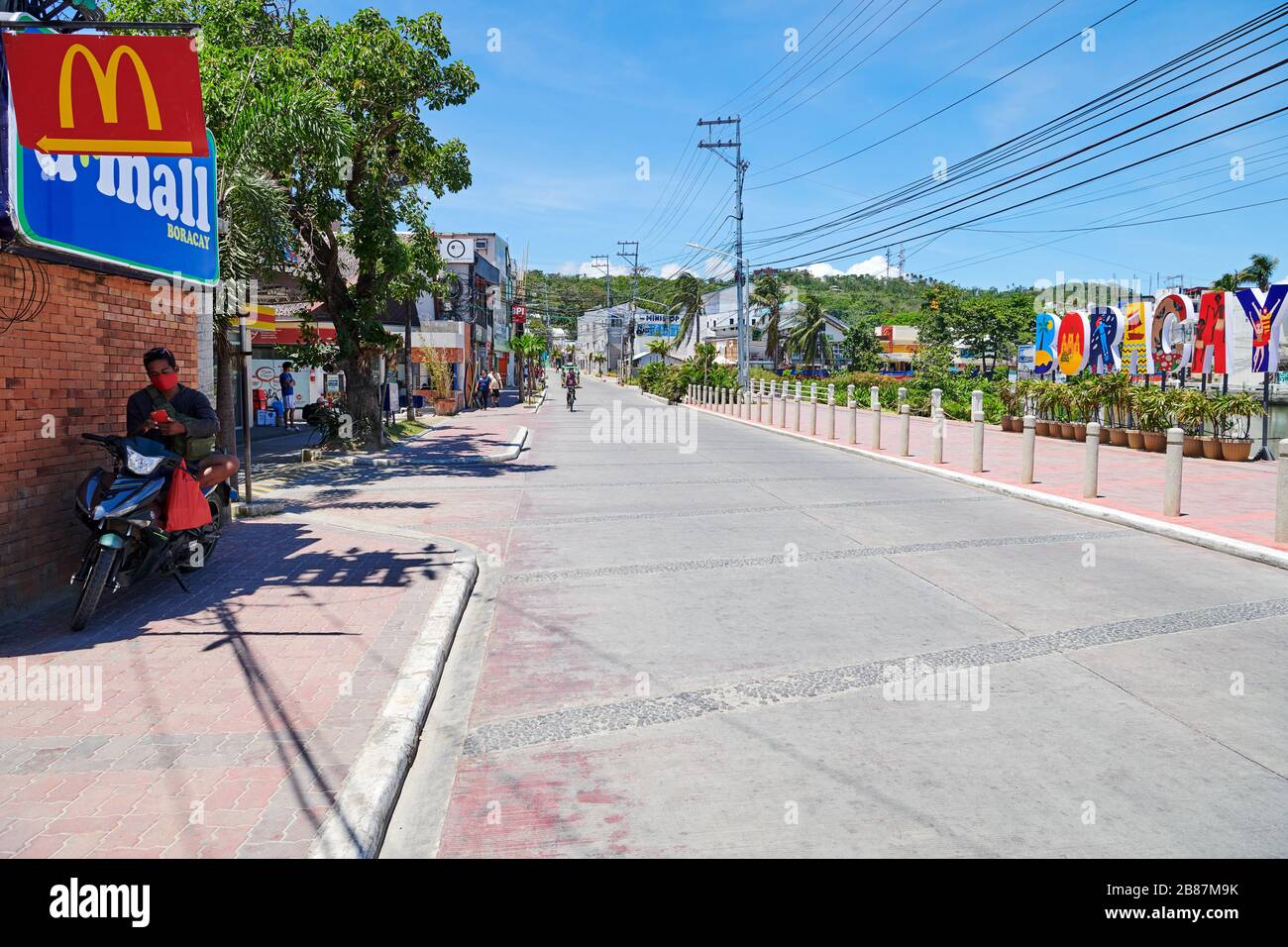 Boracay Island, Aklan, Philippinen: Die Hauptstraße vor dem D'Mall-Markt ist nach einer totalen Inselsperrung verlassen Stockfoto