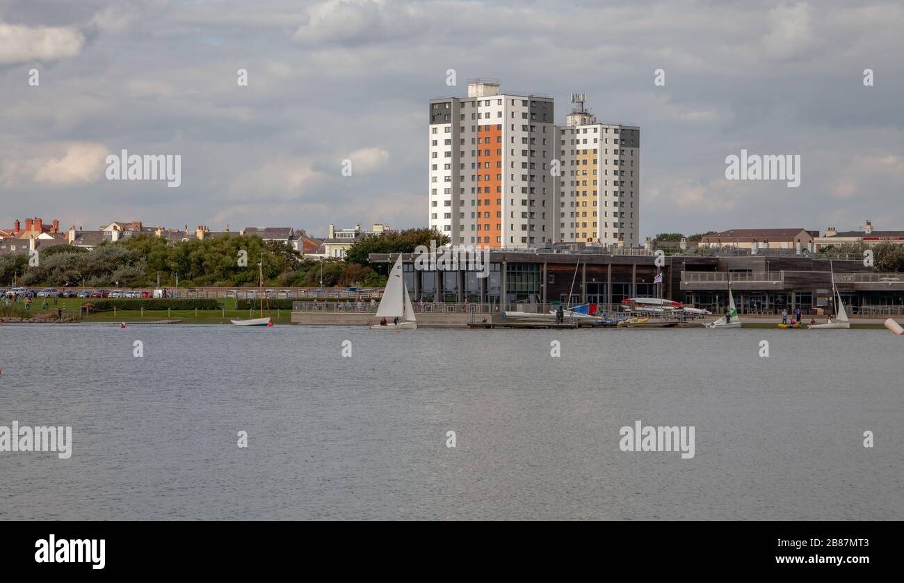 Segeljolle im Crosby Lakeside Adventure Center im Crosby Coastal Park im Norden Liverpools Stockfoto