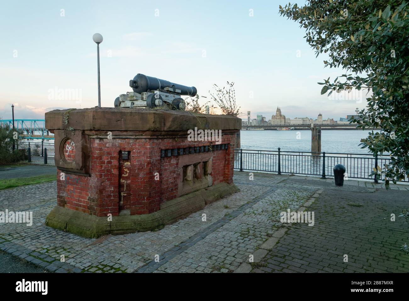 Eine ehemalige O'Clock Pistole am Morpeth Dock, Birkenhead. Bis in die 1960er Jahre lieferten diese Geschütze ein 13-PM-Zeitsignal für den Hafen von Liverpool Stockfoto