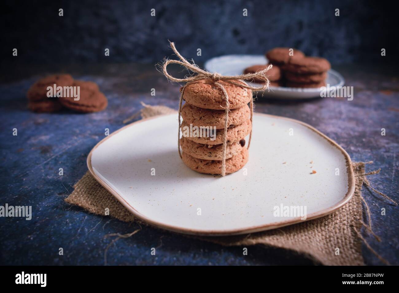 Schön gestapelte Plätzchen mit Schokolade auf Holztisch. Schokoladenchip-Plätzchen Vintage Color Stockfoto