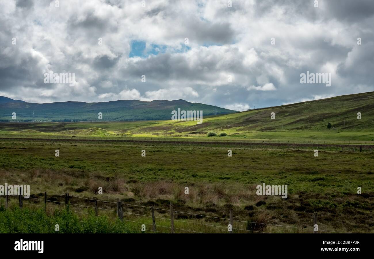 The Cairngorms, Scottish Highlands. Die Landschaft der sanften Hügel und der Landschaft des ländlichen Schottland, nördlich von Edinburgh, an einem hellen Sommertag. Stockfoto