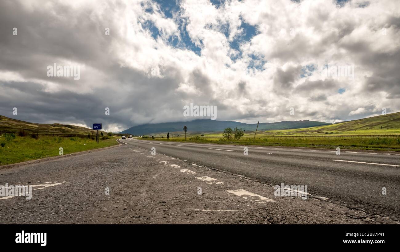 Road Trip durch die Cairngorms, Schottland. Die A9-Straße, die an einem hellen Sommertag durch die schottische Hochlandlandschaft nördlich von Edinburgh führt. Stockfoto