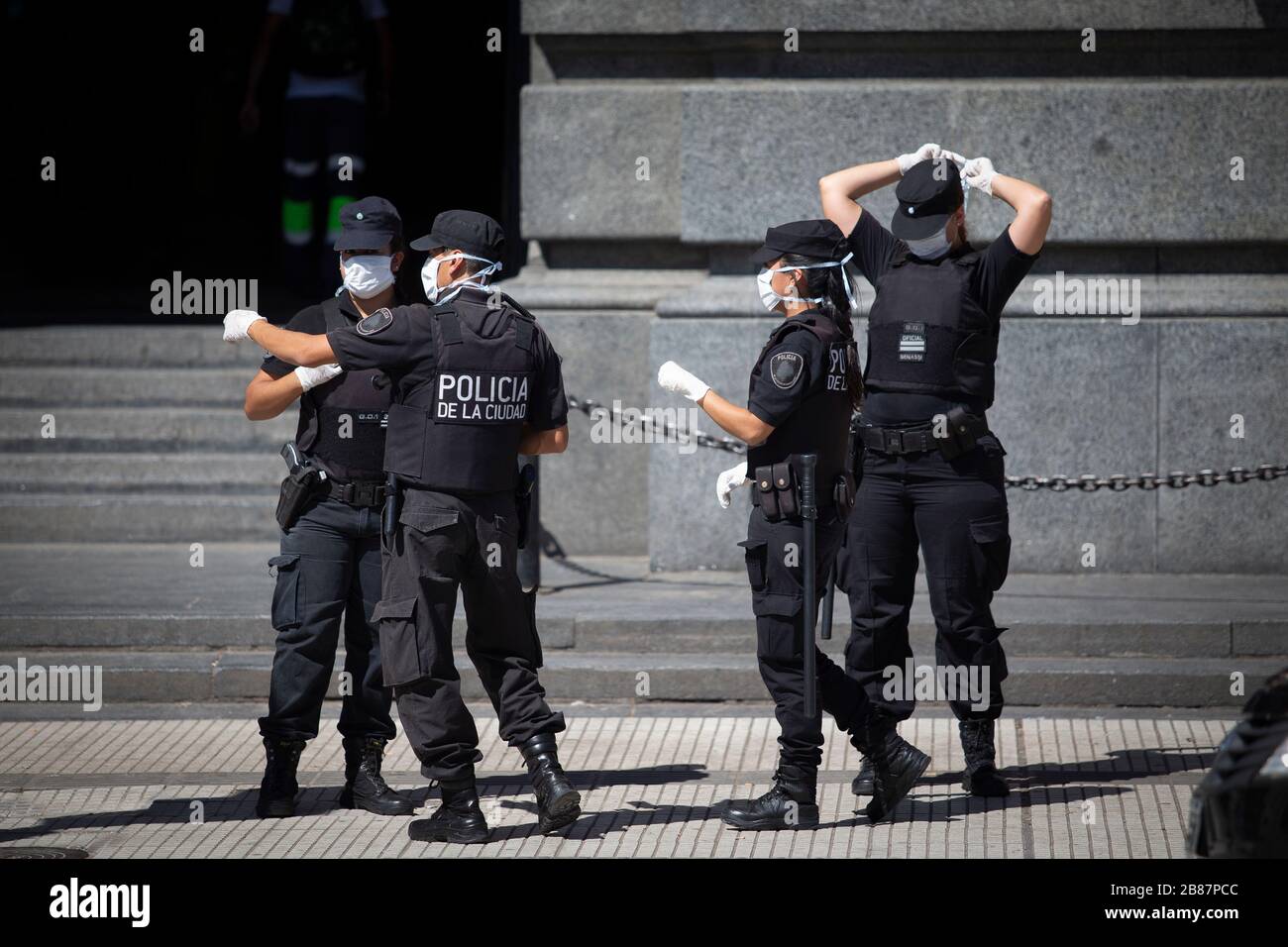 Buenos Aires, Argentinien - 20. März 2020: Die Polizei in Buenos Aires, die den Tag nach dem Not-Quartine-Zustand in Bue auf die Kinnblechmasken setzt Stockfoto