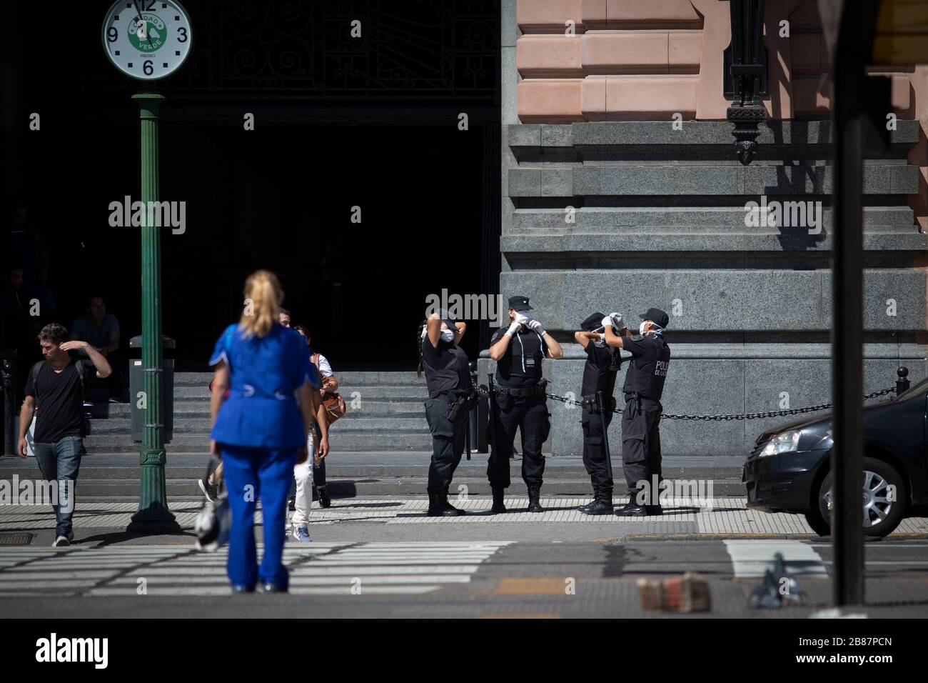 Buenos Aires, Argentinien - 20. März 2020: Die Polizei stellt die Kinnschutzmasken am Tag nach dem Ausnahmezustand in Buenos AIRES aufeinander Stockfoto