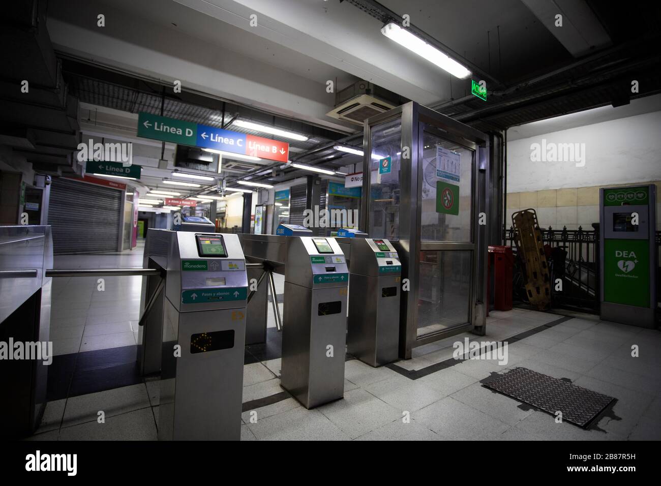 Buenos Aires, Argentinien - 20. März 2020: U-Bahn-Station in der Innenstadt von Buenos Aires am Tag nach dem Ausnahmezustand in Buenos Aires völlig leer Stockfoto