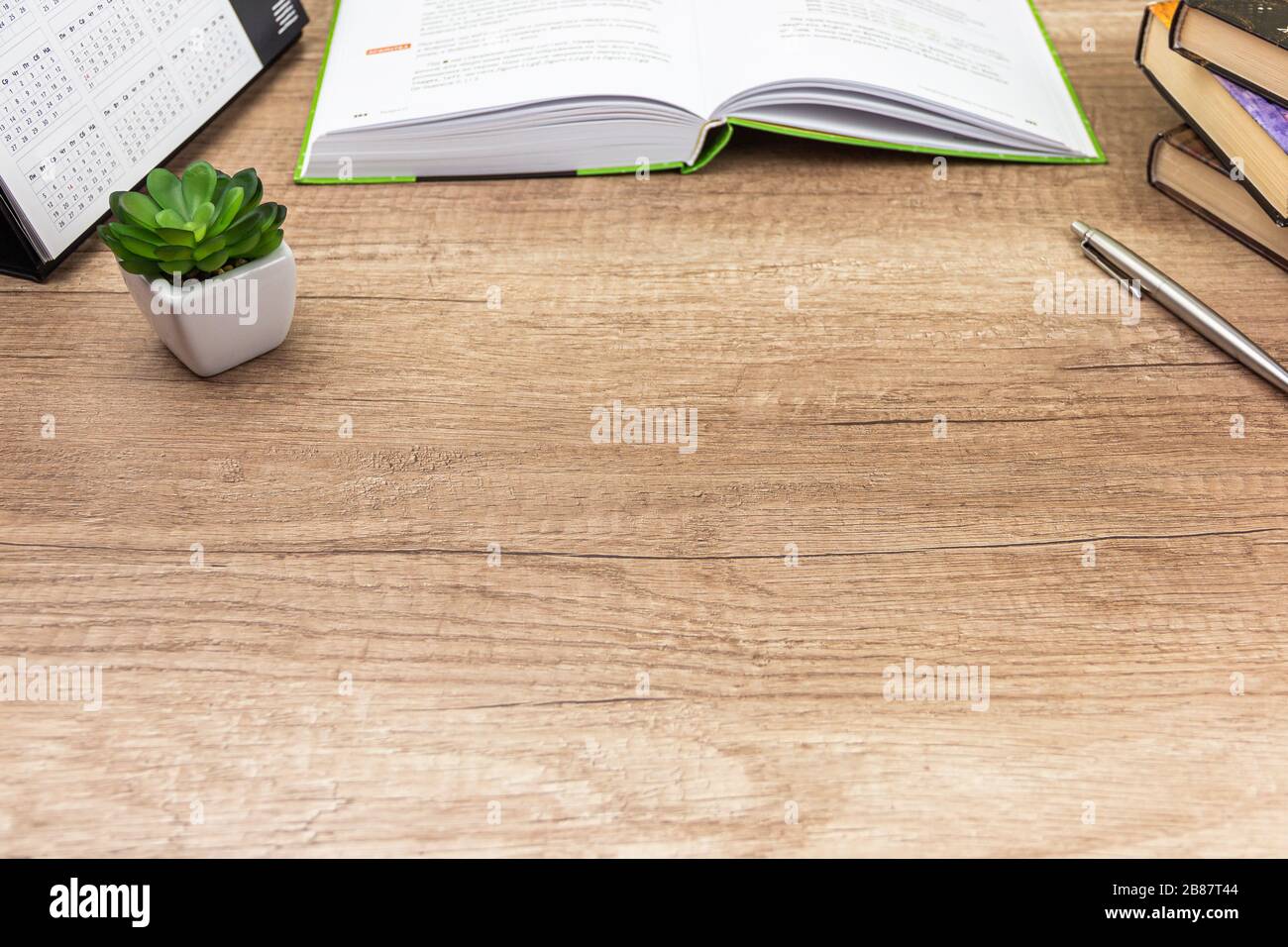 Vintage Buch, öffnen, auf alten Holztisch, mit Freistellungspfaden. Offenes Buch leer in alten hölzernen Hintergrund. Buch mit leeren Seiten Stockfoto