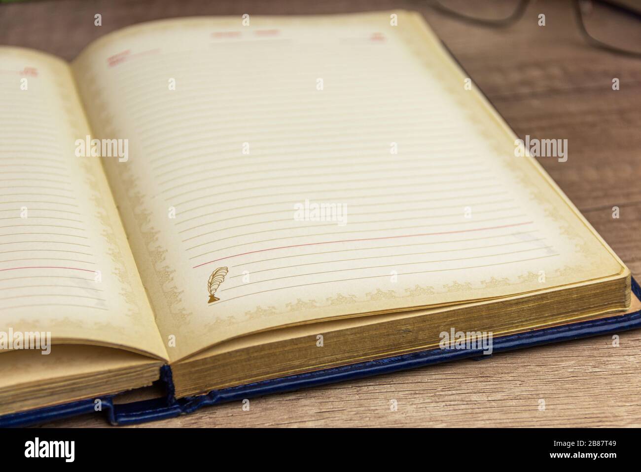 Vintage-Buch, offen, auf altem Holztisch. Bild des Bildungskonzepts Stockfoto