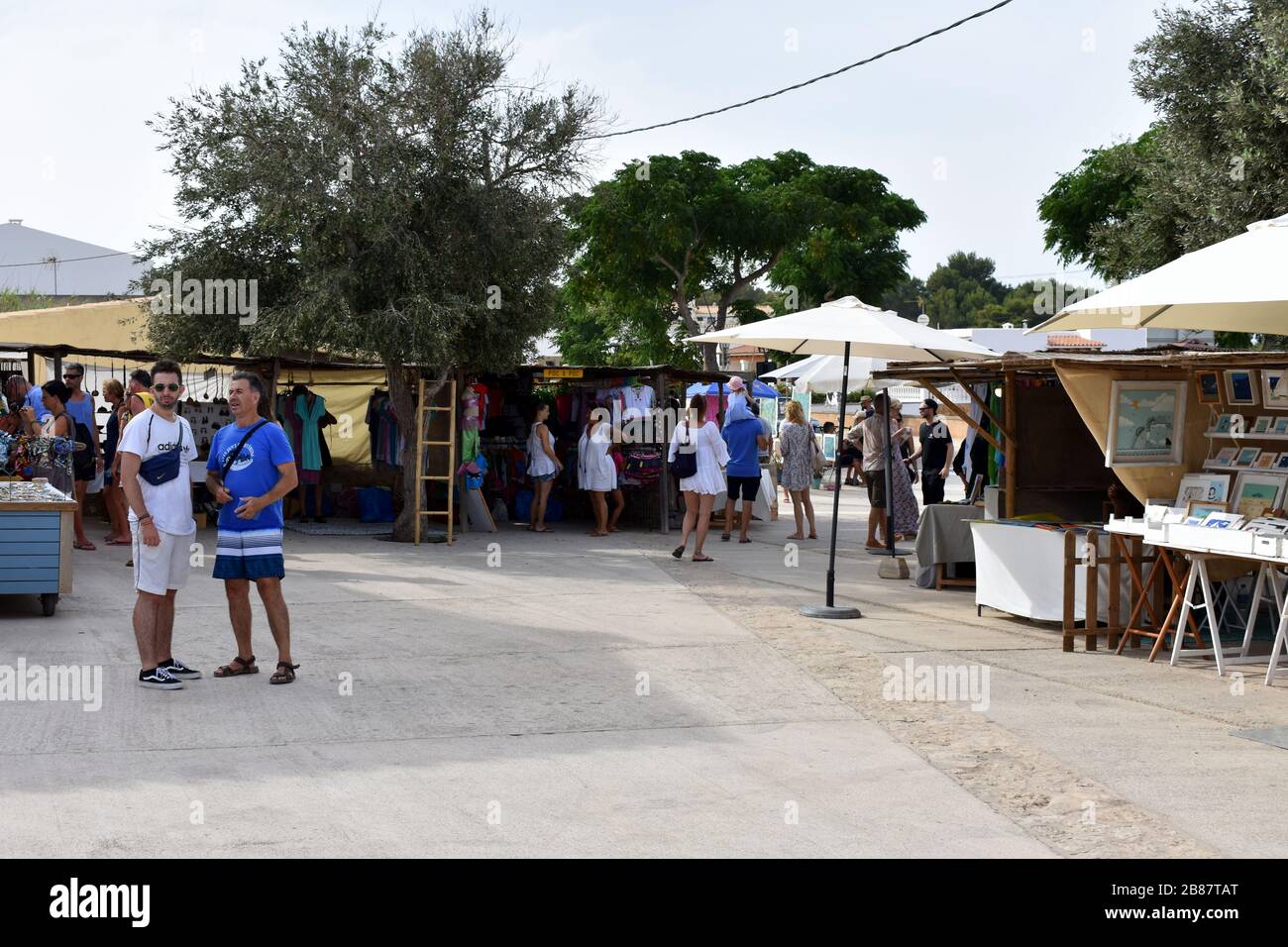 Marktstände auf dem beliebten Hippie-Markt, El Pilar de la Mola, Formtera, Spanien Stockfoto