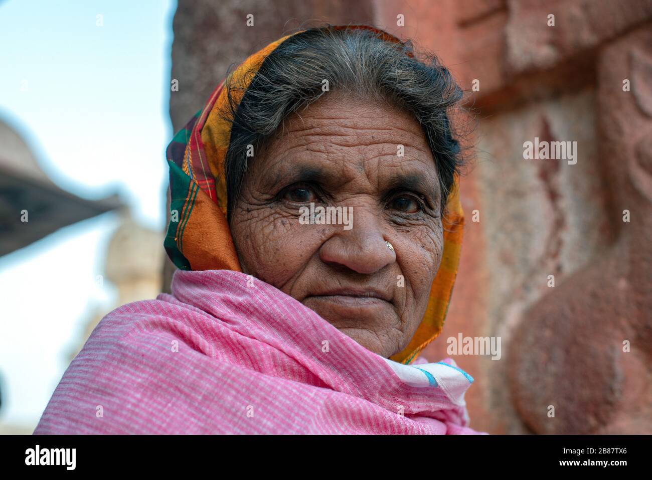 Porträt einer alten Indianerin Stockfoto