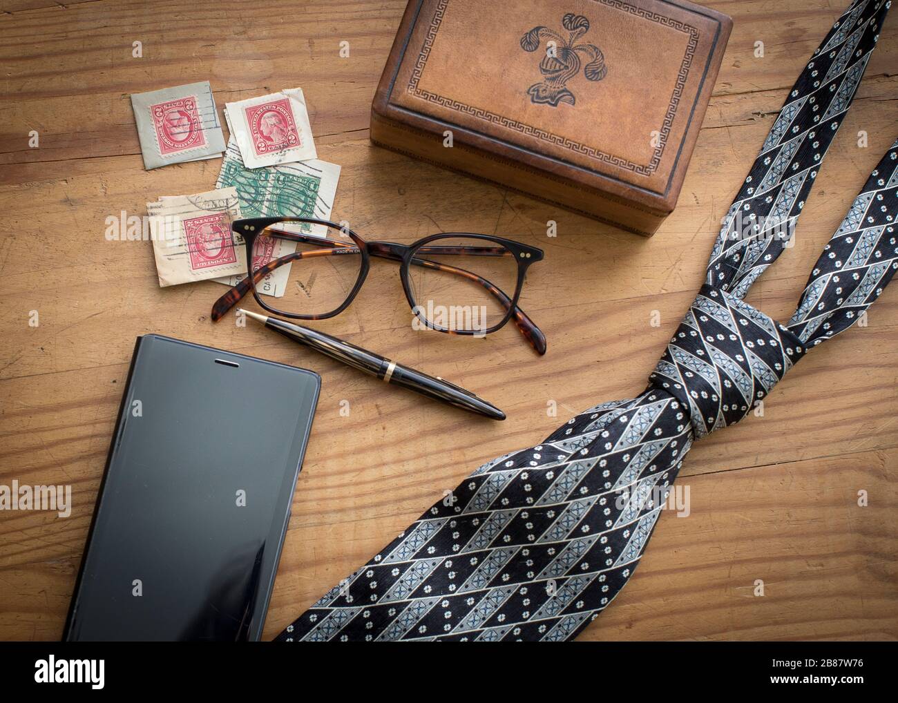 Robustes und maskulines Kiefernholz mit Lederbox und anderen Herrenzubehör für einen väterlichen Urlaubs-Look Stockfoto