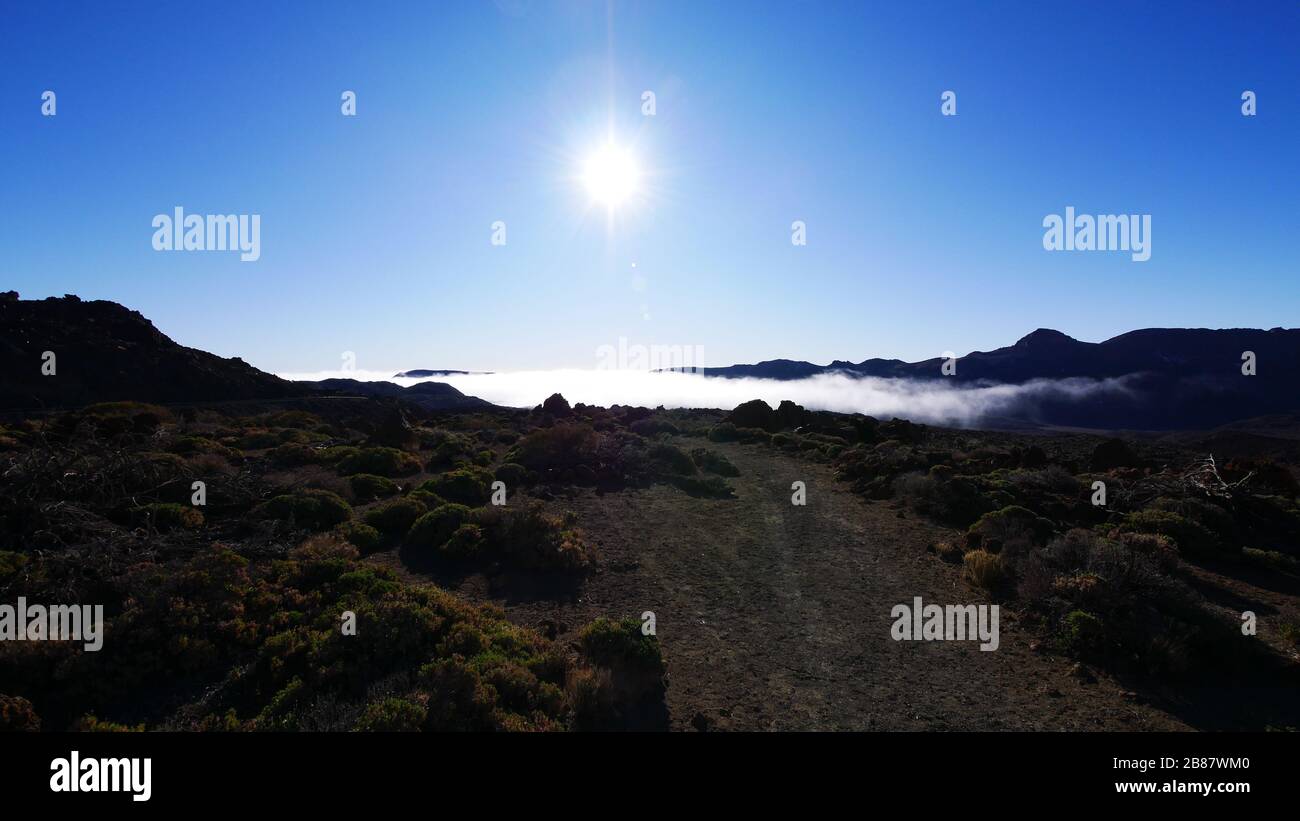 Spanien: Nebel zieht in die Landschaft des Teide-Nationalparks Stockfoto