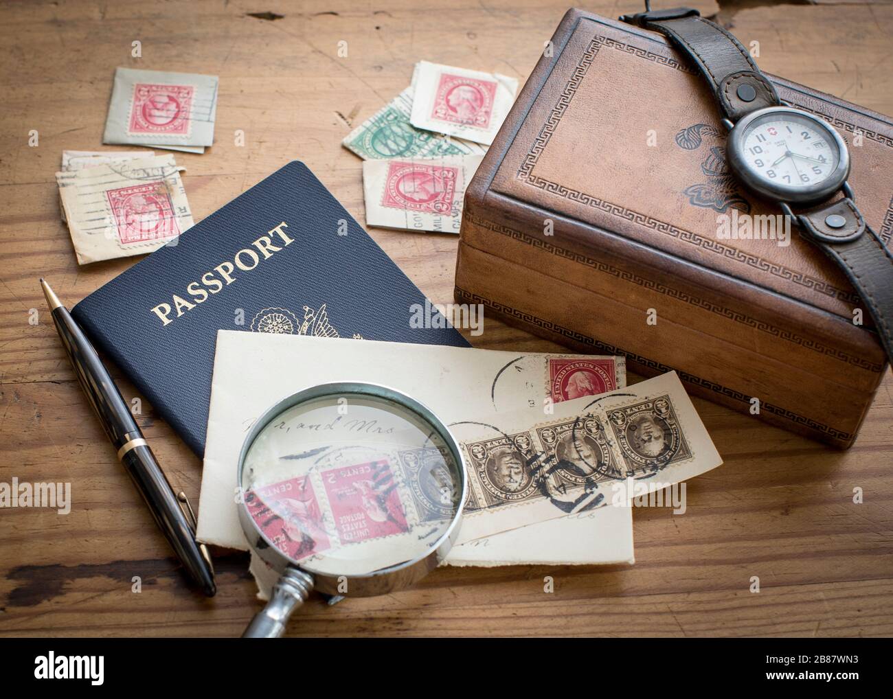 Robustes und maskulines Kiefernholz mit Lederbox und anderen Herrenzubehör für einen väterlichen Urlaubs-Look Stockfoto