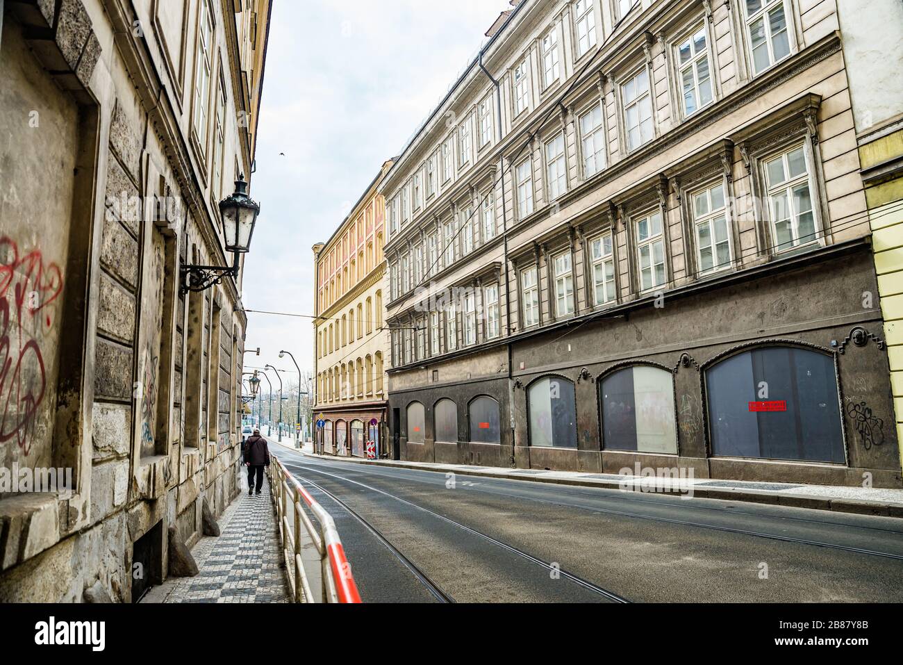 Prag, Tschechische republik - 19. März 2020. Smetanovo nabrezi - Smetana Riverbank während der Coronavirus-Krise und Reiseverbot ohne Touristen Stockfoto