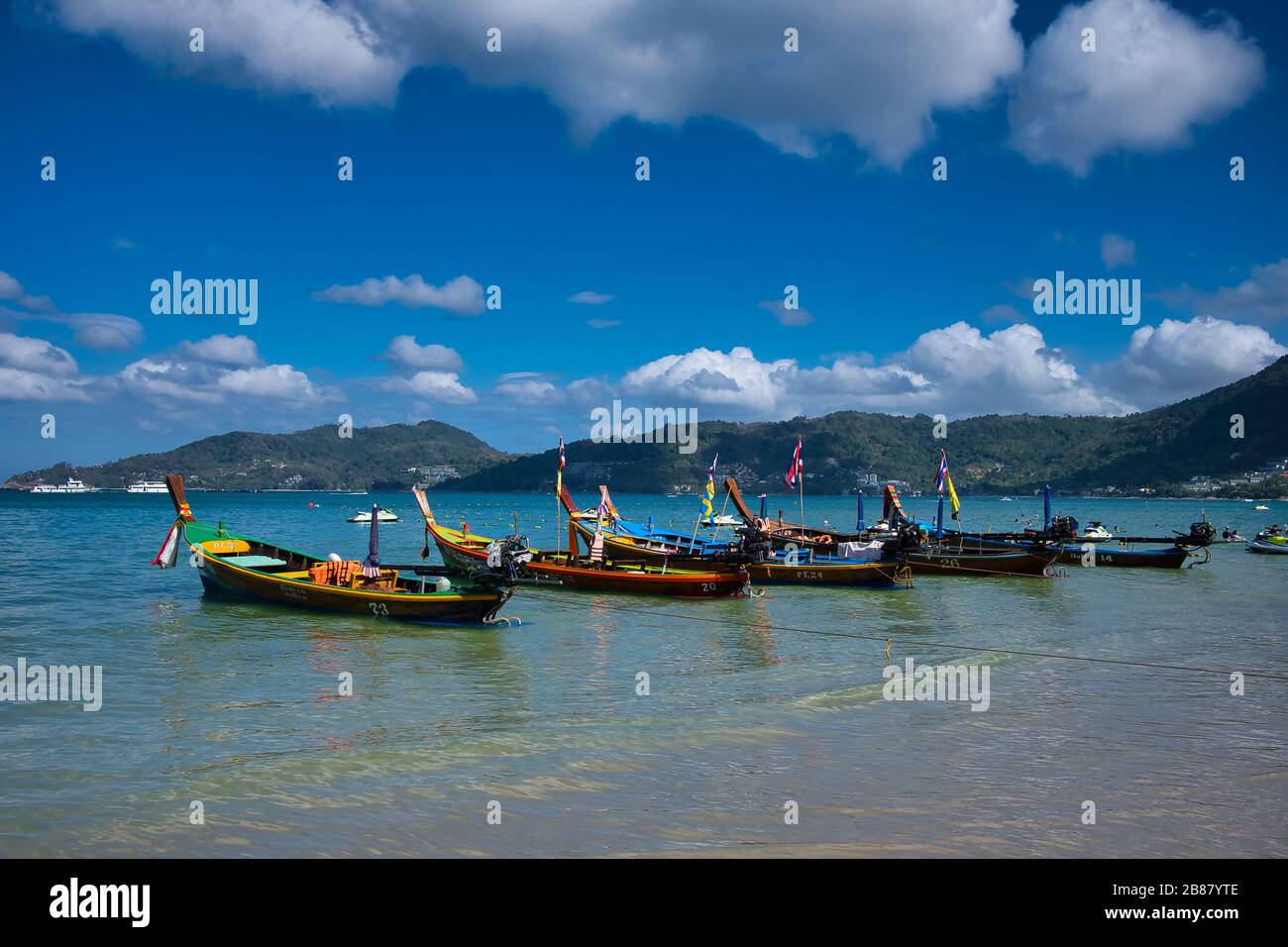 Fischerboote am Patong Strand auf Phuket Island, Thailand. Schöne Landschaft hat Patong Beach. Stockfoto